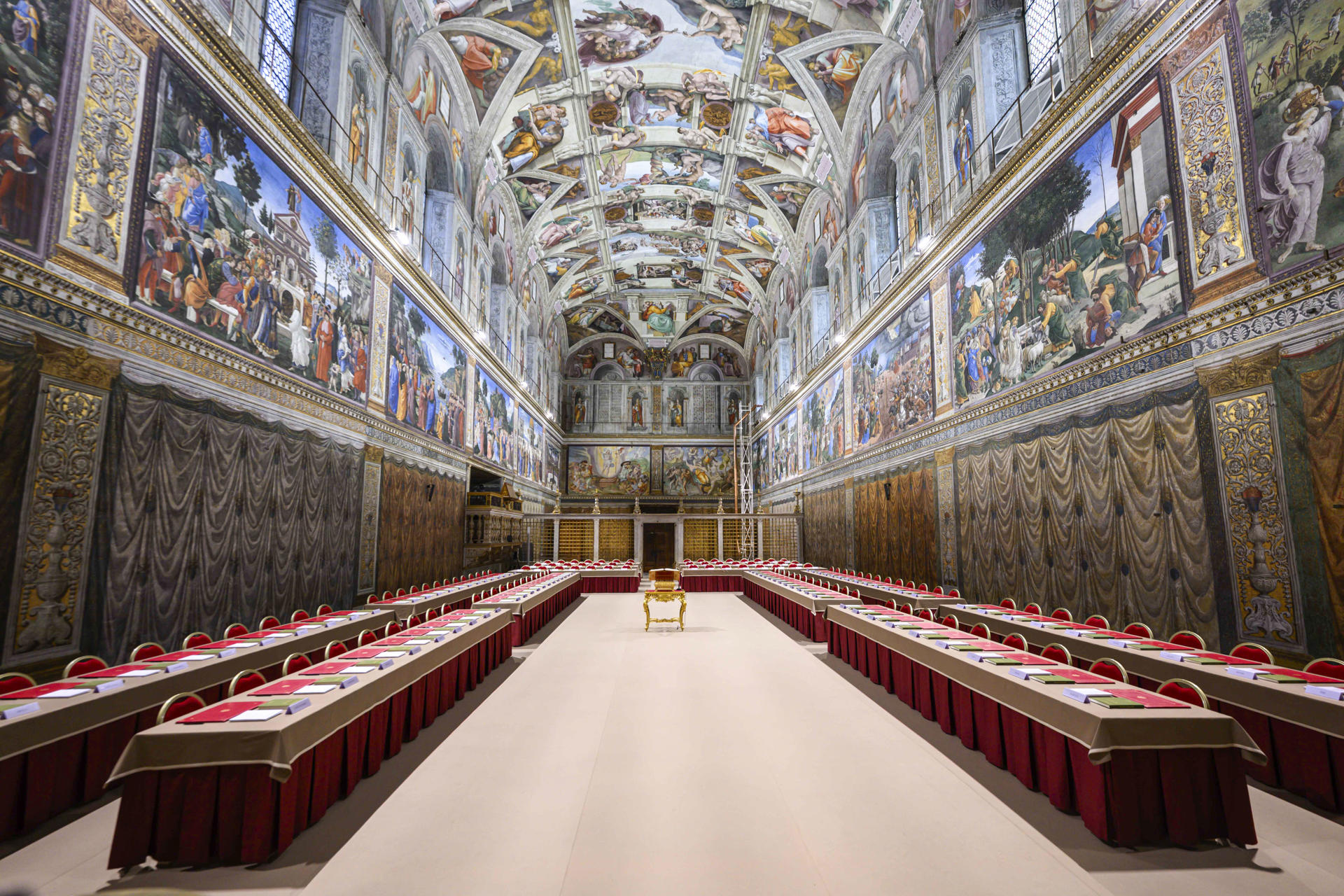 Los 133 cardenales que elegirán al nuevo papa se encerrarán desde mañana en la Capilla Sixtina, ante el fresco de Juicio Final de Miguel Ángel y donde todo está ya preparado, aseguró hoy la directora de los Museos Vaticanos, Barbara Jatta. EFE/ Simone Risoluti / Vatican Media SÓLO USO EDITORIAL / SÓLO DISPONIBLE PARA ILUSTRAR LA NOTICIA QUE ACOMPAÑA (CRÉDITO OBLIGATORIO)