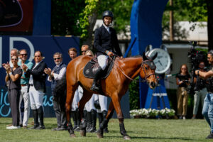 Homenaje a Rokfeller, el caballo del mejor jinete español, el madrileño Edu Álvarez Aznar, durante la 114ª edición del Concurso de Saltos Internacional de Madrid, perteneciente al Longines Global Champions Tour, que se disputa en el Club de Campo Villa de Madrid. EFE/ Daniel González