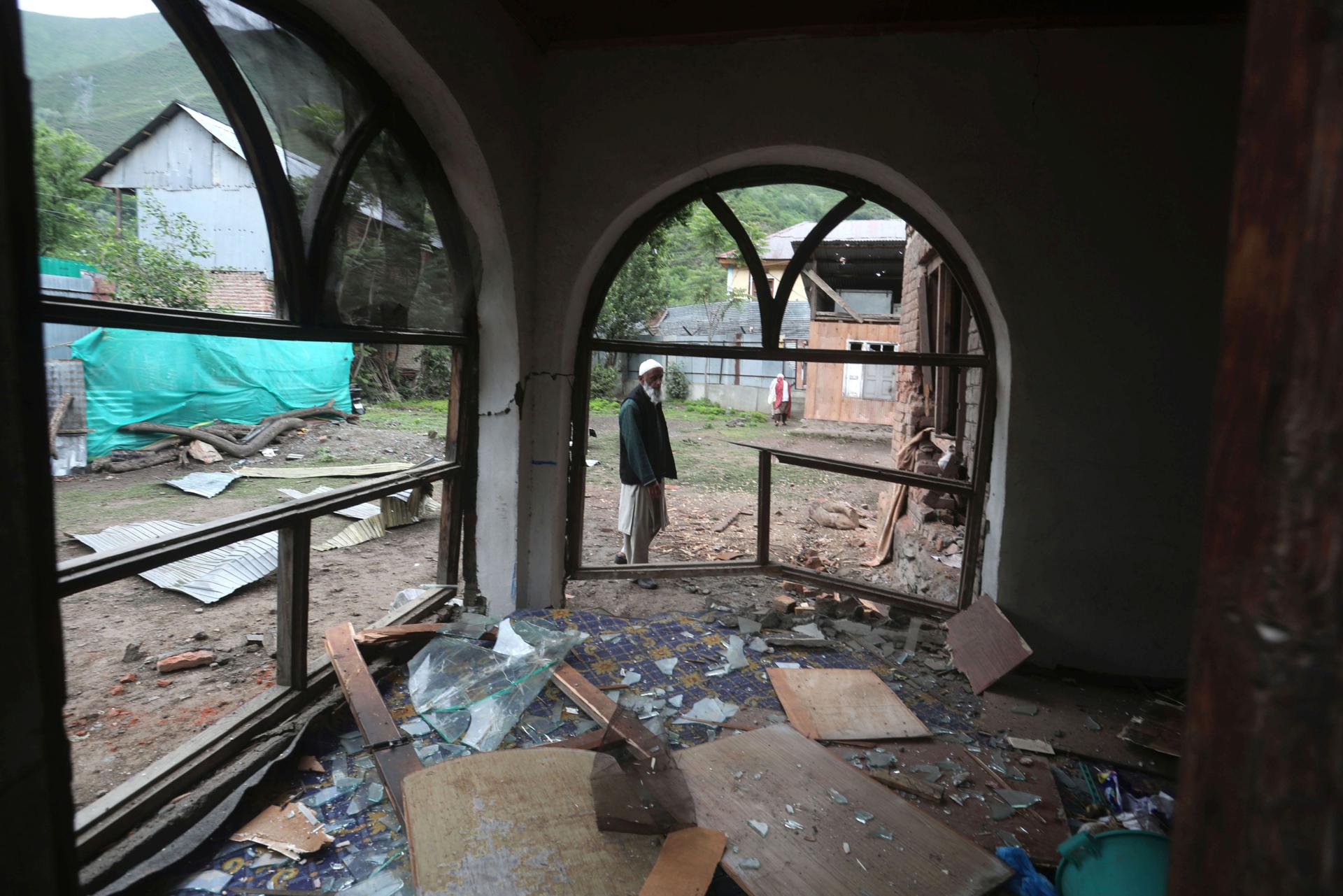 Un aldeano de Cachemira inspecciona una casa dañada tras los bombardeos transfronterizos de Pakistán, en la aldea de Gingal en Uri, Cachemira administrada por India, 09 de mayo de 2025. Según el Ministerio de Defensa de la India, en la noche del 07 y 08 de mayo de 2025, Pakistán intentó atacar varios objetivos militares en el norte y oeste de la India utilizando drones y misiles, y en respuesta, las fuerzas armadas indias atacaron radares y sistemas de defensa aérea en varios lugares de Pakistán. EFE/EPA/FAROOQ KHAN