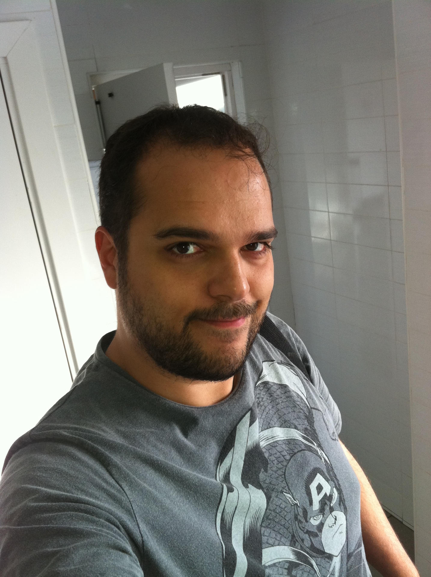 Imagen cedida de Miguel Ángel Sánchez, autor del libro 'Colosos en Llamas'. Más allá de la apariencia de ser puro entretenimiento y diversión, los videojuegos han sido testigo directo durante décadas de una guerra descarnada entre tres gigantes de la tecnología: Nintendo, Sony y Microsoft. Una batalla por entretener a millones de seguidores y controlar un suculento mercado de cerca de 250.000 millones de dólares. Todavía hay gente que asocia los videojuegos con los ‘marcianitos’ o las consolas para niños, pero esto es otra cosa. Al margen del volumen de millones que mueve, es una industria y una cultura enorme que trasciende todo, asegura en una entrevista con EFE Miguel Ángel Sánchez, autor del libro ‘Colosos en Llamas’ (Star-t Magazine Books) que llega para contar esta particular guerra por liderar el ocio digital. EFE/Star-t Magazine Books/SÓLO USO EDITORIAL/SÓLO DISPONIBLE PARA ILUSTRAR LA NOTICIA QUE ACOMPAÑA (CRÉDITO OBLIGATORIO)