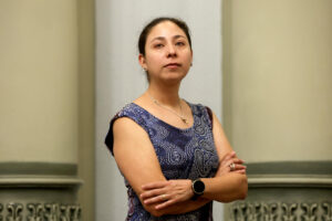La directora literaria de la multinacional Penguin Random House, Mayra González, posa durante una entrevista para EFE en el Palacio Nacional de la Cultura, en Ciudad de Guatemala (Guatemala). EFE/ Mariano Macz