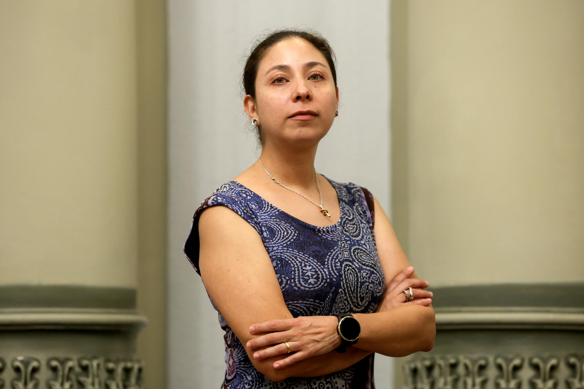 La directora literaria de la multinacional Penguin Random House, Mayra González, posa durante una entrevista para EFE en el Palacio Nacional de la Cultura, en Ciudad de Guatemala (Guatemala). EFE/ Mariano Macz