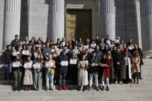 Imagen de archivo de Periodistas de diversos medios de comunicación en una concentración en la escalinata del Congreso en protesta contra los agitadores ultras acreditados como prensa./Archivo. EFE/ Zipi Aragon