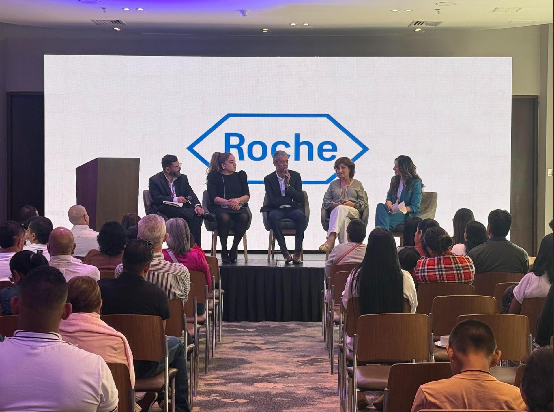 Fotografía cedida por la farmacéutica Roche de Diego Gonzales, Healthcare Systems Partner - Patient Advocacy group - Roche Colombia; Raquel Andrea Lisman: presidente de la fundación Fahes Colombia, presidente del Capítulo Santandereano de la Liga Colombiana de Hemofilia. Madre extraordinaria, hija y pacientes de Hemofilia B; David Cuartas: Gerente de la Liga Antioqueña de hemofílicos. Pacientes en condición de hemofilia, hijo y padre extraordinario; Olga Chica: Odontóloga de profesión, vicepresidenta de Colhemofilicos. Líder de las comunidades en condición de hemofilia e hija, esposa, abuela y madre extraordinaria; Margarita Guerrero: Equipo médico de hemofilia Roche Colombia. EFE/ Roche /SOLO USO EDITORIAL NO VENTAS /SOLO DISPONIBLE PARA ILUSTRAR LA NOTICIA QUE ACOMPAÑA (CRÉDITO OBLIGATORIO)