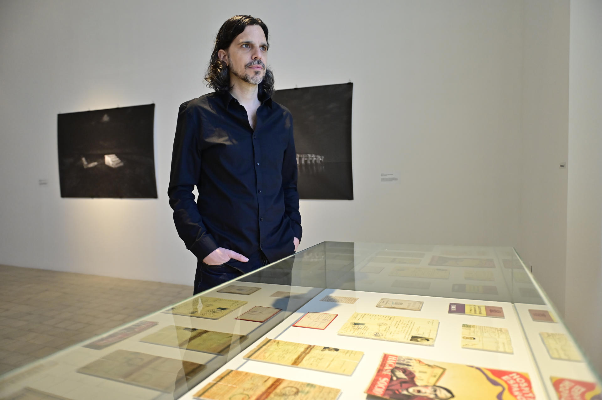 El fotógrafo español Nicolás Combarro posa en la inauguración de la muestra 'Representar el Silencio' este sábado, en Buenos Aires (Argentina). EFE/ Matías Martín Campaya