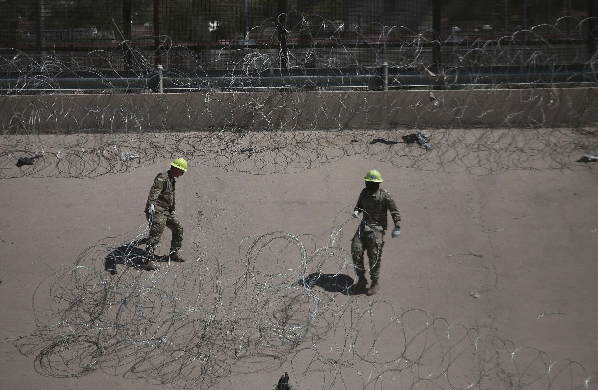 Elementos de la Guardia Nacional de Texas instalan barricadas de púas en la frontera con México, este miércoles en Ciudad Juárez, estado de Chihuahua (México). EFE/Luis Torres