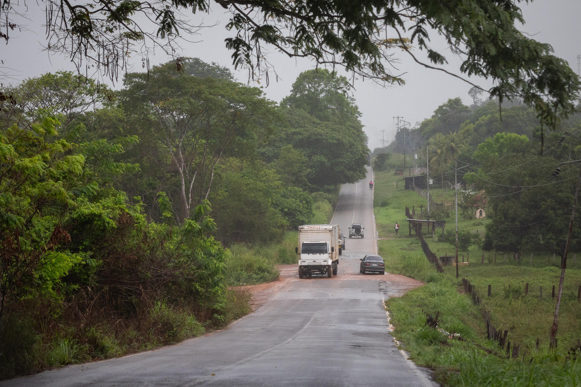Fotografía de vehículos transitando por la vía que conecta Tumero con localidades del Sur, en Tumeremo, municipio Sifontes del estado Bolívar (Venezuela). EFE/ Rayner Peña R
