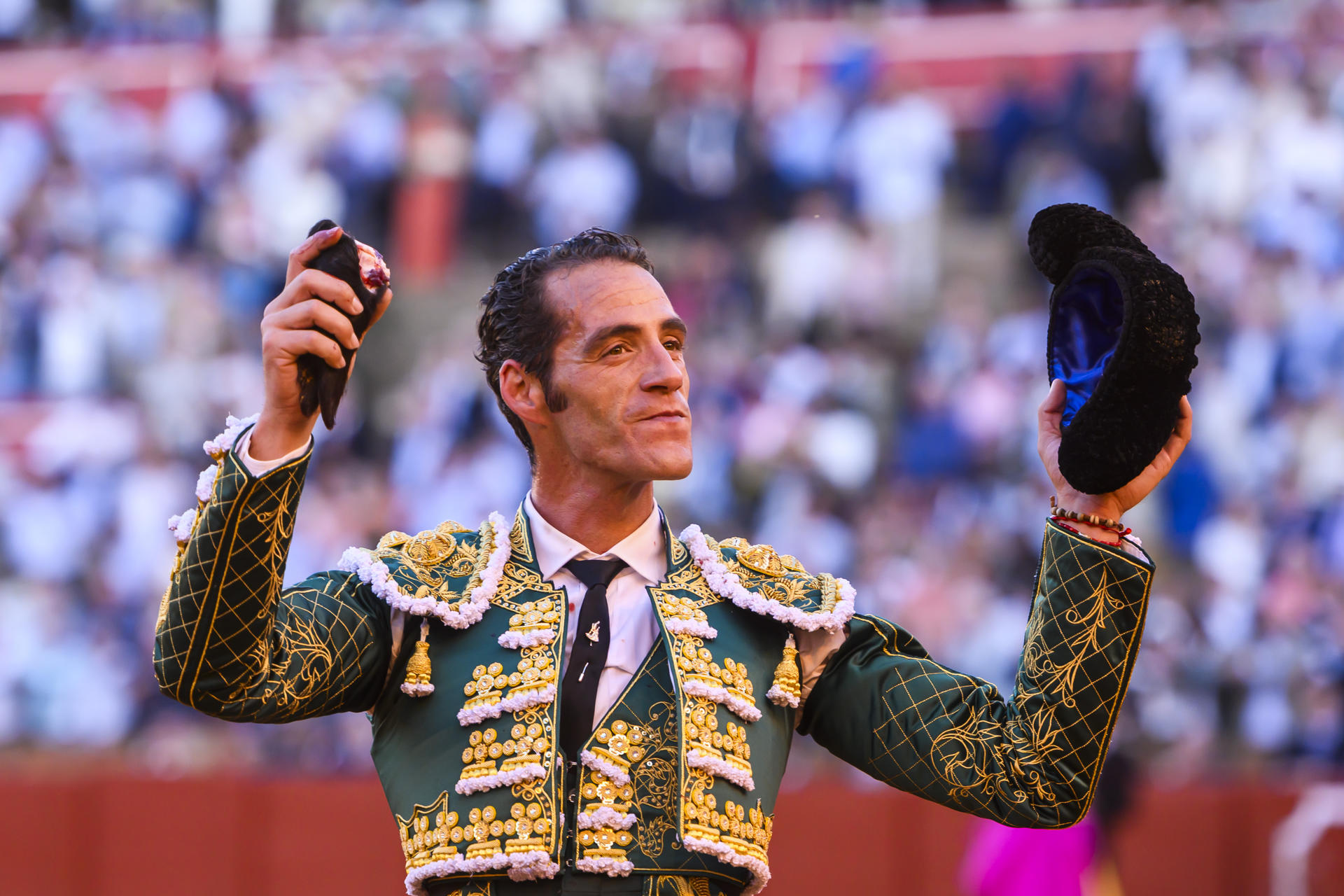 El diestro Pepe Moral con el trofeo conseguido al segundo de su lote durante la corrida de la Feria de Abril que se ha celebrado hoy domingo en la plaza de toros de La Maestranza, en Sevilla. EFE/ Raúl Caro.