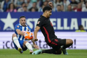 El centrocampista del Espanyol, Edu Expósito (i), disputa el balón ante el defensa uruguayo del FC Barcelona, Ronald Araujo, durante el encuentro correspondiente a la jornada 36 de Laliga EA Sports que disputaron RCD Espanyol y FC Barcelona en el RCDE Stadium, en Cornellá de Llobregat, Barcelona. EFE / Enric Fontcuberta.