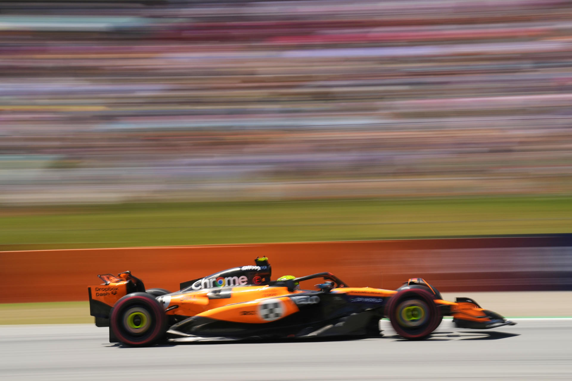 El piloto británico Lando Norris, de la escudería McLaren, en la tercera sesión de entrenamientos libres para el Gran Premio de España de Fórmula 1 este sábado en el circuito de Barcelona-Cataluña, en Montmeló (Barcelona). EFE/Alejandro García