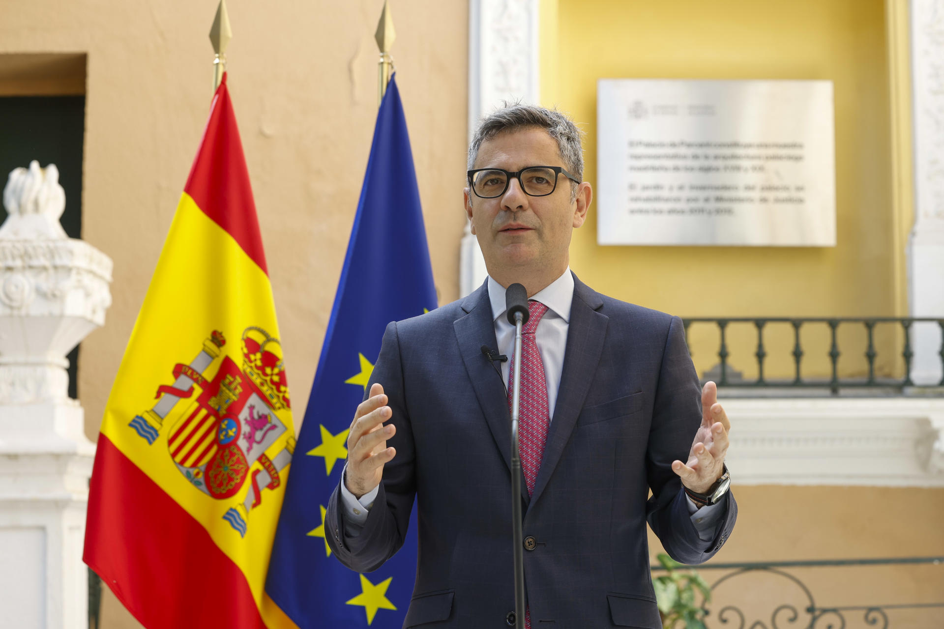 El ministro de la Presidencia, Justicia y Relaciones con las Cortes, Félix Bolaños, atiende a los medios de comunicación, este viernes en la sede del Ministerio.-EFE/ Javier Lizón
