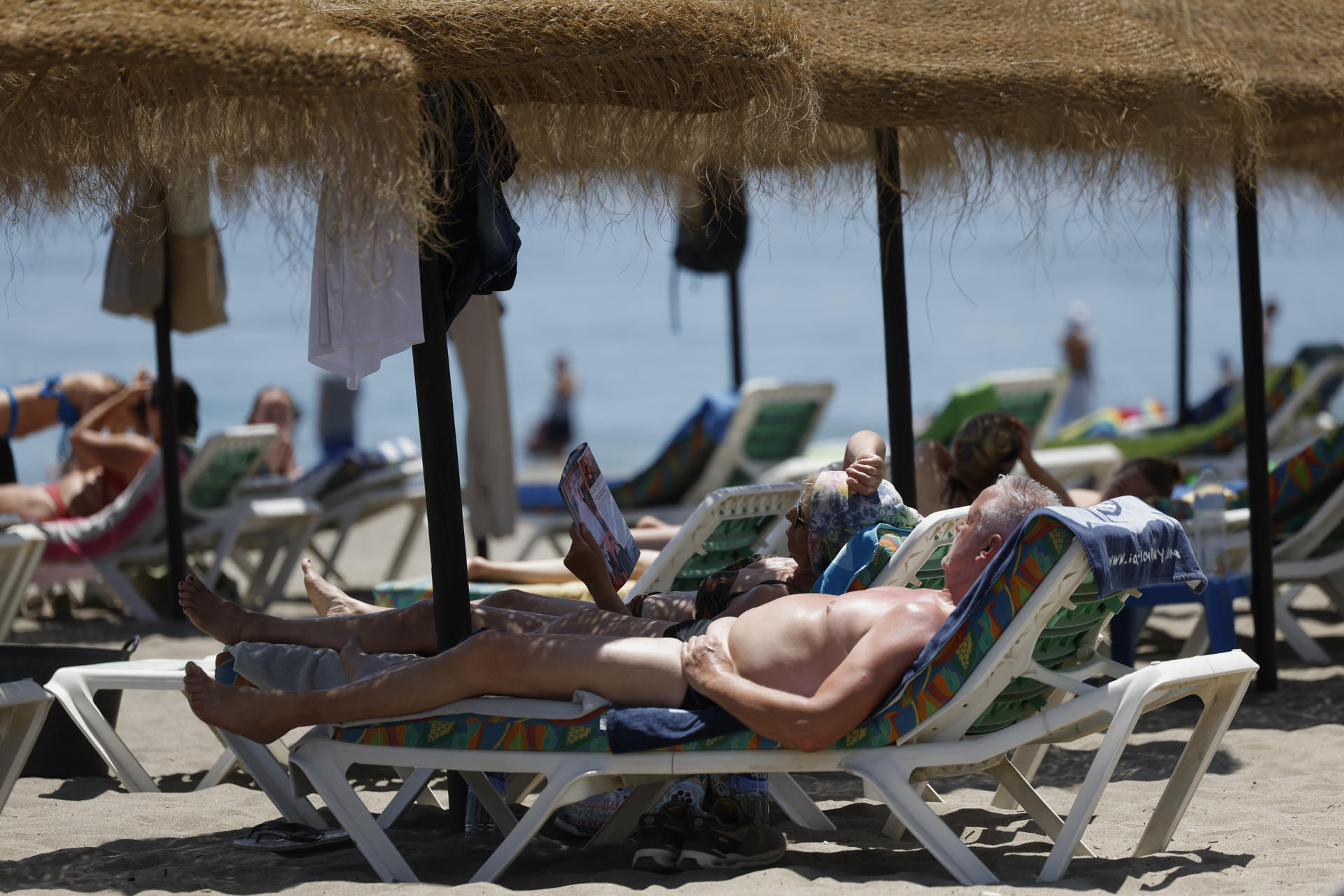 Turistas en la playa del Bajoncillo de Torremolinos (Málaga), este jueves. EFE/Jorge Zapata