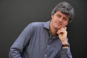El escritor francés Gaspard Koenig presentó hoy en Barcelona su obra 'Humus', una sátira social sobre una sociedad que oscila entre el desastre ecológico y la fractura social, que fue el fenómeno del año de las letras francesas y resultó finalista de los premios Goncourt y Renaudot, además de alzarse con los premios Interallié, Transfuge y Jean Giono. EFE/Alejandro García