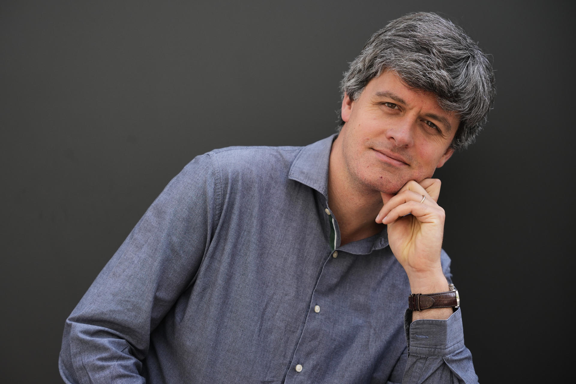 El escritor francés Gaspard Koenig presentó hoy en Barcelona su obra 'Humus', una sátira social sobre una sociedad que oscila entre el desastre ecológico y la fractura social, que fue el fenómeno del año de las letras francesas y resultó finalista de los premios Goncourt y Renaudot, además de alzarse con los premios Interallié, Transfuge y Jean Giono. EFE/Alejandro García