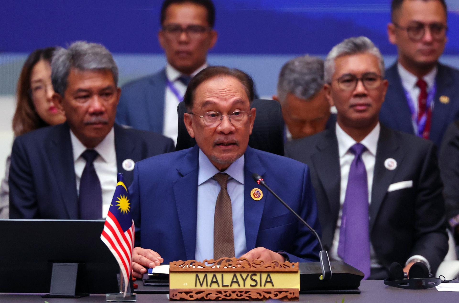 El primer ministro de Malasia, Anwar Ibrahim, durante su discurso de apertura en la cumbre de líderes de la Asociación de Naciones del Sudeste Asiático (ASEAN)
EFE/EPA/FAZRY ISMAIL