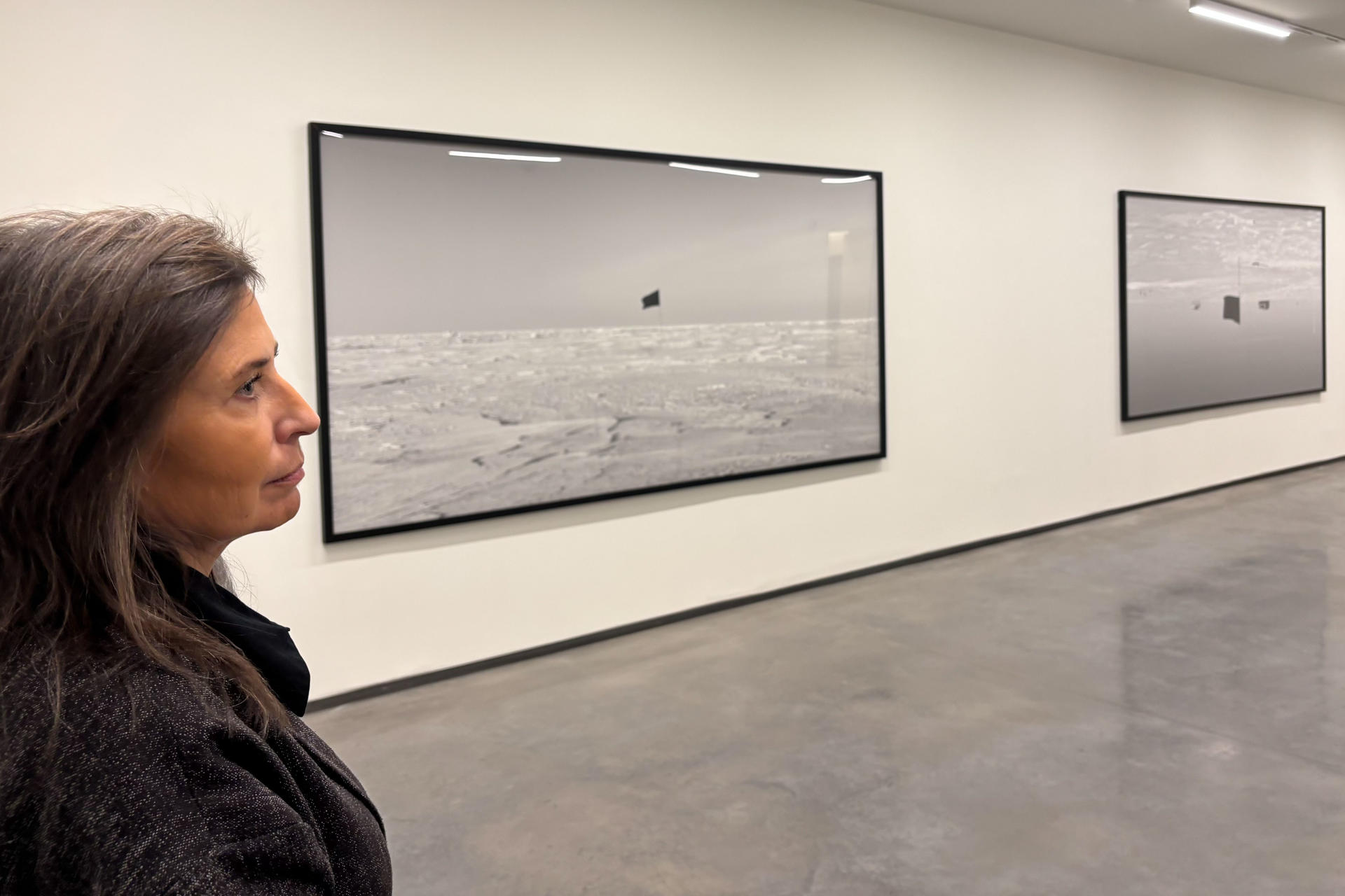 El artista Santiago Sierra (Madrid, 1966), conocido por sus obras de contenido crítico y político, recorre casi cuarenta años de trayectoria con una gran exposición individual en el Museo de Arte Contemporáneo Helga de Alvear de Cáceres, donde rinde homenaje a la galerista alemana, fallecida el pasado febrero y su mecenas en numerosas ocasiones. Se trata de ‘Santiago Sierra. 2.068 dientes, The Maelström, Archivo y Bandera negra’, que el artista ha presentado este miércoles en la capital cacereña y que desde el próximo viernes ofrecerá 'performances', instalaciones, fotografía y vídeos .-EFE/ Eduardo Villanueva