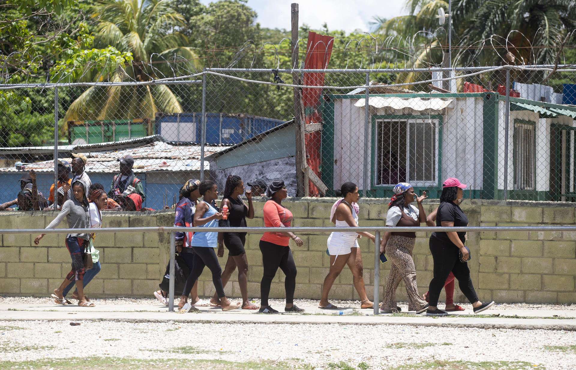 Fotografía de archivo en donde se ven mujeres haitianas mientras caminan por la frontera con República Dominicana. EFE/ Orlando Barría
