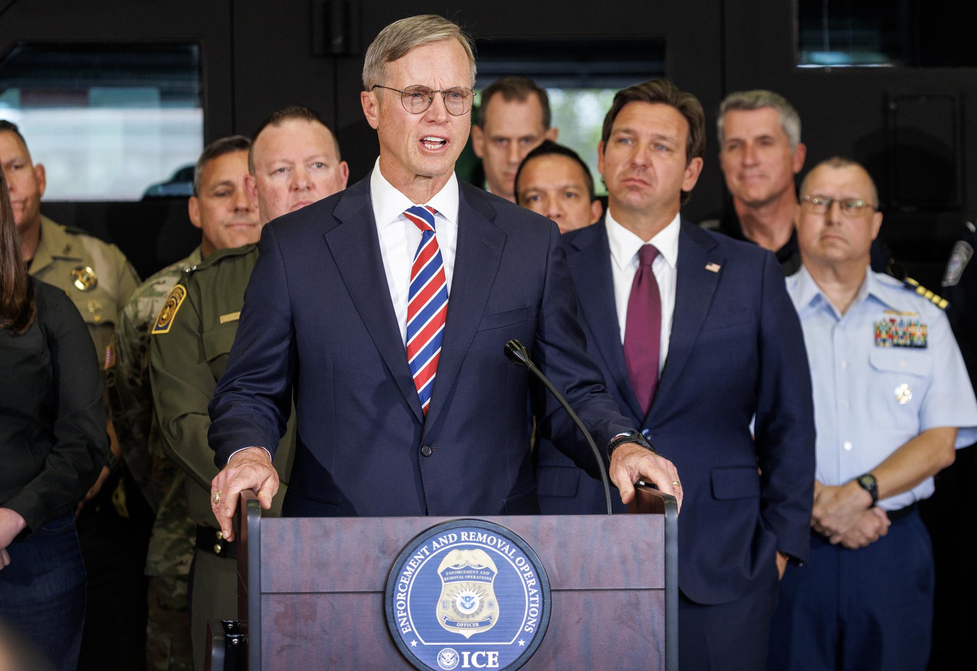 El director ejecutivo de la Junta Estatal de Aplicación de la Ley de Inmigración, Larry Keefe, habla durante una conferencia de prensa en la oficina de Operaciones de Ejecución y Deportación del Servicio de Inmigración y Control de Aduanas (ICE) en Miramar, Florida . EFE/EPA/CRISTOBAL HERRERA-ULASHKEVICH