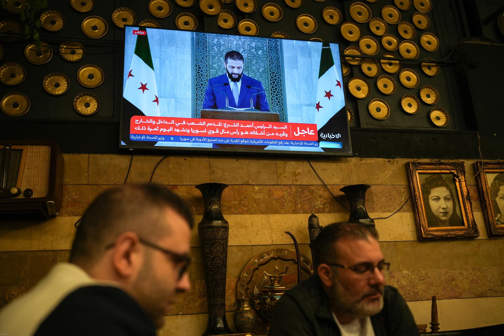 Los sirios ven un discurso del presidente sirio Ahmad al-Sharaa, después de la decisión de Trump de levantar las sanciones a Siria, en el café Al-Rawda en el centro de Damasco, Siria, 14 de mayo de 2025. EFE/AHMAD FALLAHA