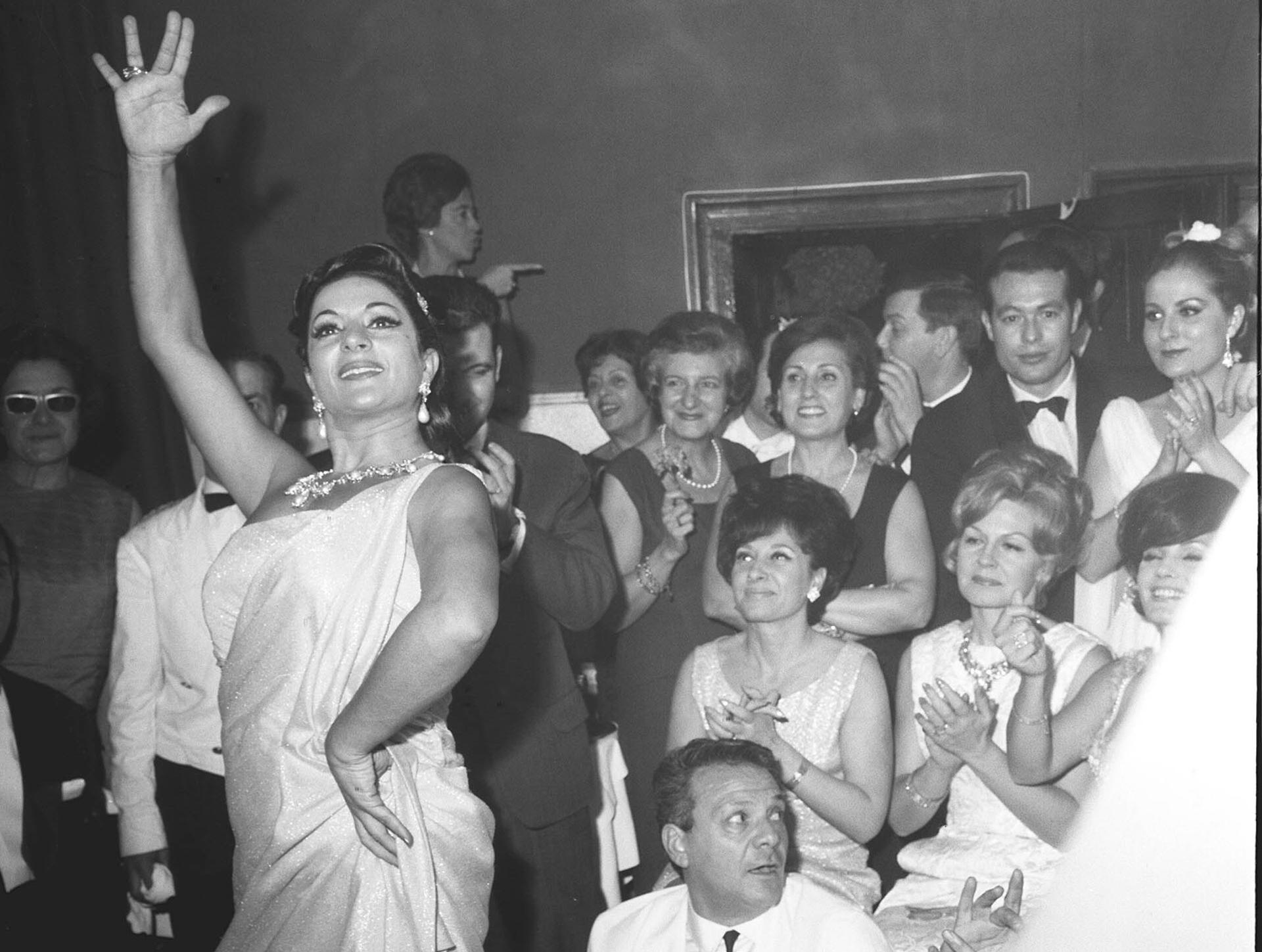 Madrid, [década de los 60] .- La bailaora Lola Flores, baila en una fiesta madrileña acompañada por las palmas de la actriz Carmen Sevilla (abajo izq) y la cantante Concha Márquez Piquer (arriba izq) y su marido el torero Curro Romero. EFE
