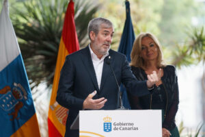 El presidente de Canarias, Fernando Clavijo (i) . EFE/Ramón de la Rocha