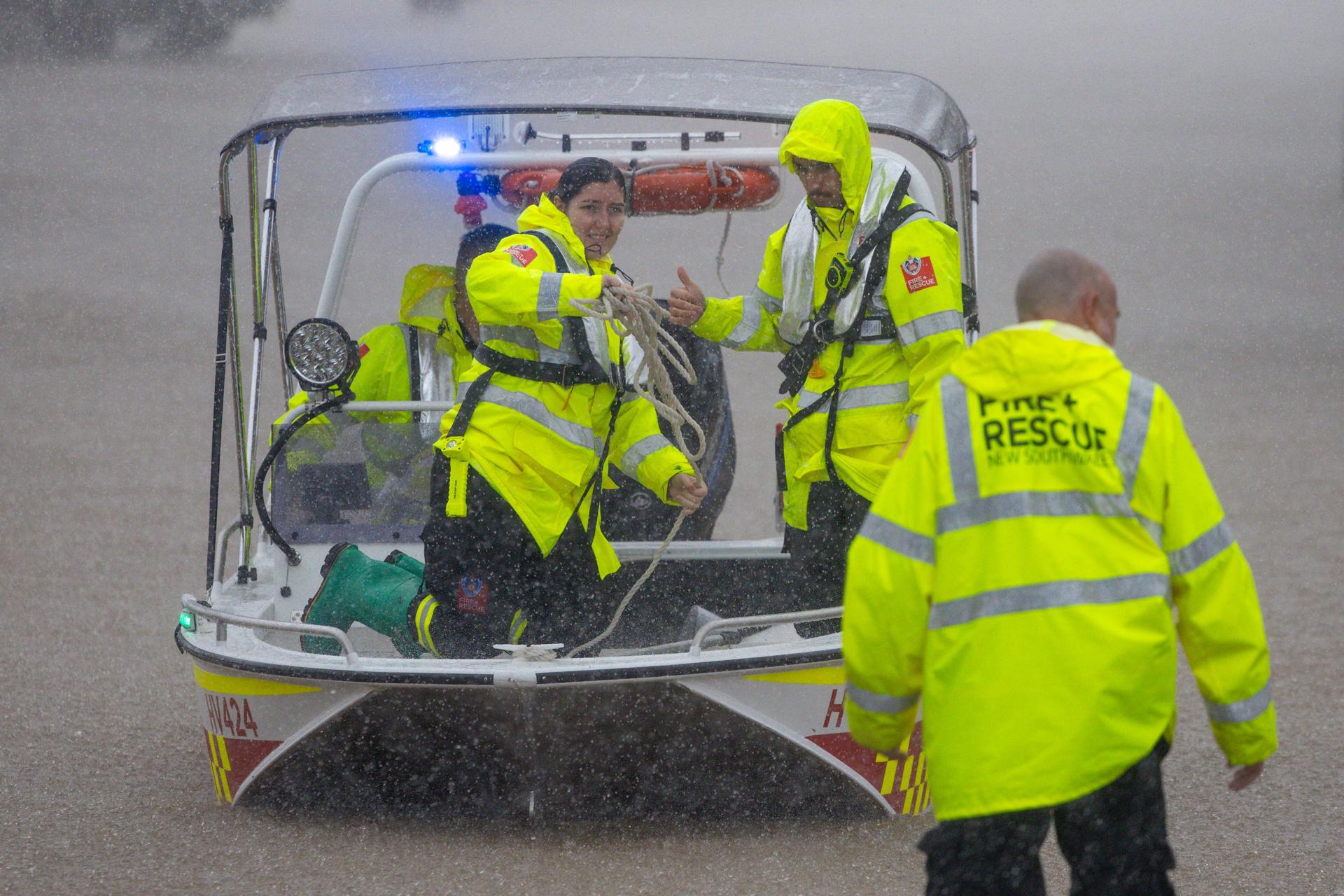 Personal de emergencia durante las inundaciones que afectan al este de Australia.
EFE/EPA/Lindsay Moller AUSTRALIA AND NEW ZEALAND OUT