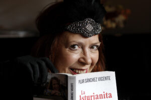 La escritora Pilar Sánchez Vicente posa durante una entrevista con la agencia EFE en Gijón. Sánchez Vicente ha reconstruido en su última novela la dura y azarosa vida de Regina García López, una artista mutilada conocida como 'La asturianita, que no tiene brazos ni los necesita' que ganó fama internacional a principios del siglo XX con un espectáculo de variedades en el que demostró su férrea voluntad de superar la adversidad. EFE/ Juan González