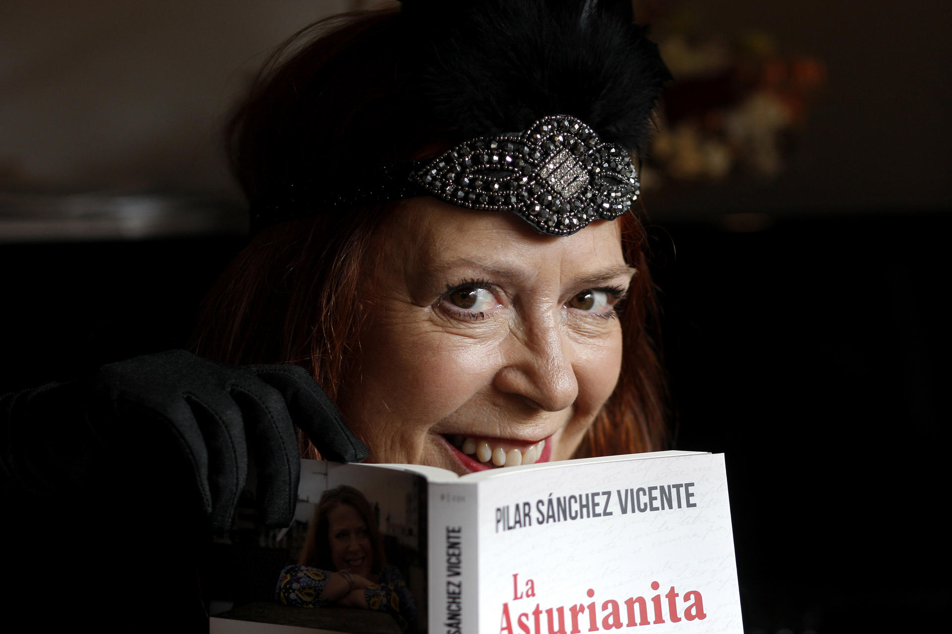 La escritora Pilar Sánchez Vicente posa durante una entrevista con la agencia EFE en Gijón. Sánchez Vicente ha reconstruido en su última novela la dura y azarosa vida de Regina García López, una artista mutilada conocida como 'La asturianita, que no tiene brazos ni los necesita' que ganó fama internacional a principios del siglo XX con un espectáculo de variedades en el que demostró su férrea voluntad de superar la adversidad. EFE/ Juan González