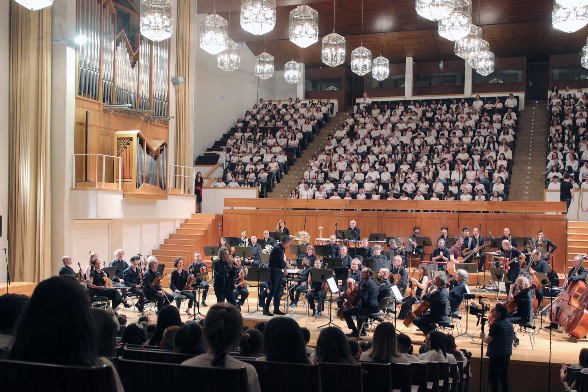 El cantante granadino Miguel Rios durante la grabación del Himno a la Alegría con un coro de 1400 niños y la Orquesta Ciudad de Granada hoy miércoles en el auditorio Manuel de Falla de Granada. EFE/Pepe Torres.
