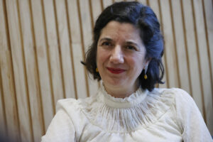 La ministra chilena de Ciencia y Tecnología, y portavoz del Gobierno, Aisen Etcheverry, habla durante una entrevista con EFE este miércoles, en Santiago (Chile). Aisén Etcheverry dijo en entrevista con EFE que Latinoamérica puede aspirar a tener soberanía tecnológica y ejercer un rol activo en el futuro del desarrollo tecnológico. EFE/ Elvis González