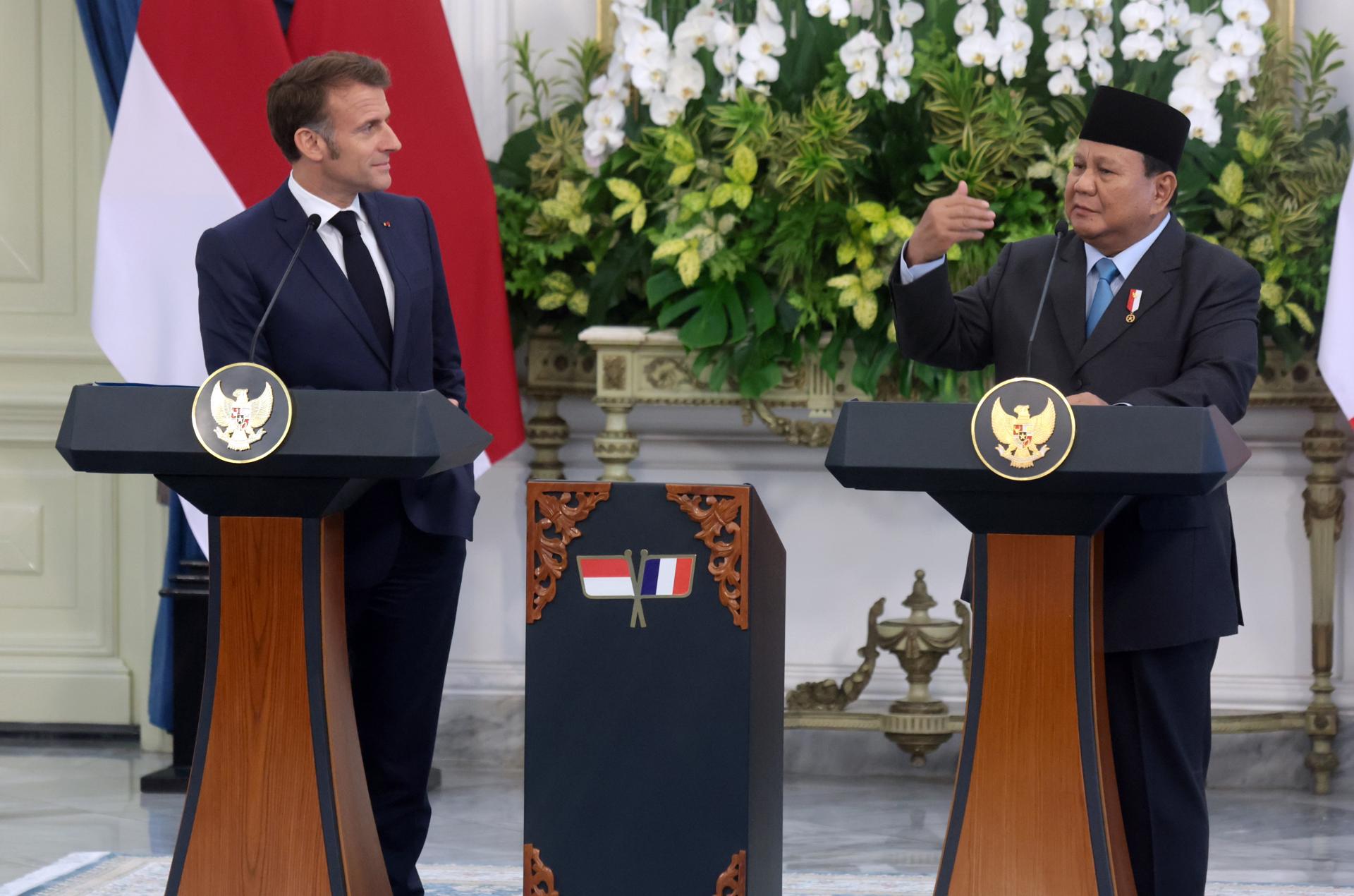 JAKARTA (Indonesia), 28/05/2025.- France's President Emmanuel Macron (L) and Indonesian President Prabowo Subianto (R) give a joint press conference at the Presidential Palace in Jakarta, Indonesia, 28 May 2025. Macron continues his Southeast Asian tour with a state visit to Indonesia from 27 to 29 May 2025. (Francia) EFE/EPA/ADI WEDA