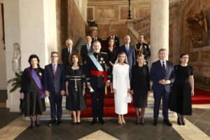 Los reyes Felipe VI y Letizia posan junto con la embajadora española en el Vaticano, Isabel Celaá (i), el ministro de Justicia, Félix Bolaños (2i), la ministra de Hacienda, María Jesús Montero (3i), la ministra de Trabajo, Yolanda Díaz (3d) y el líder del PP, Alberto Núñez Feijóo (2d) antes de asistir a la misa del inicio del pontificado del papa León XIV este domingo en la plaza de San Pedro en el Vaticano. EFE/Casa Real/ Francisco Gómez / SOLO USO EDITORIAL/SOLO DISPONIBLE PARA ILUSTRAR LA NOTICIA QUE ACOMPAÑA (CRÉDITO OBLIGATORIO)