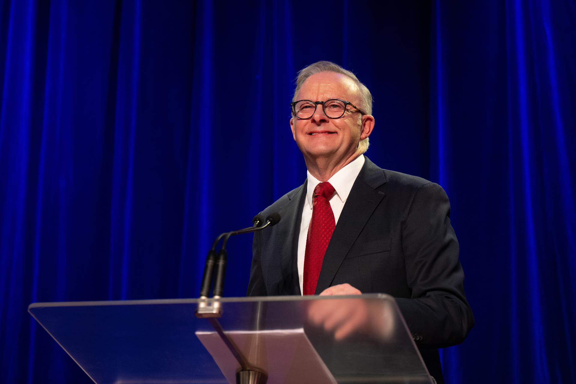 SYDNEY (Australia), 03/05/2025.- Australian Prime Minister Anthony Albanese speaks at the Labor Election Night function at Canterbury-Hurlstone Park RSL Club on Election Day of the 2025 federal election in Sydney, Australia, 03 May 2025. EFE/EPA/LUKAS COCH AUSTRALIA AND NEW ZEALAND OUT