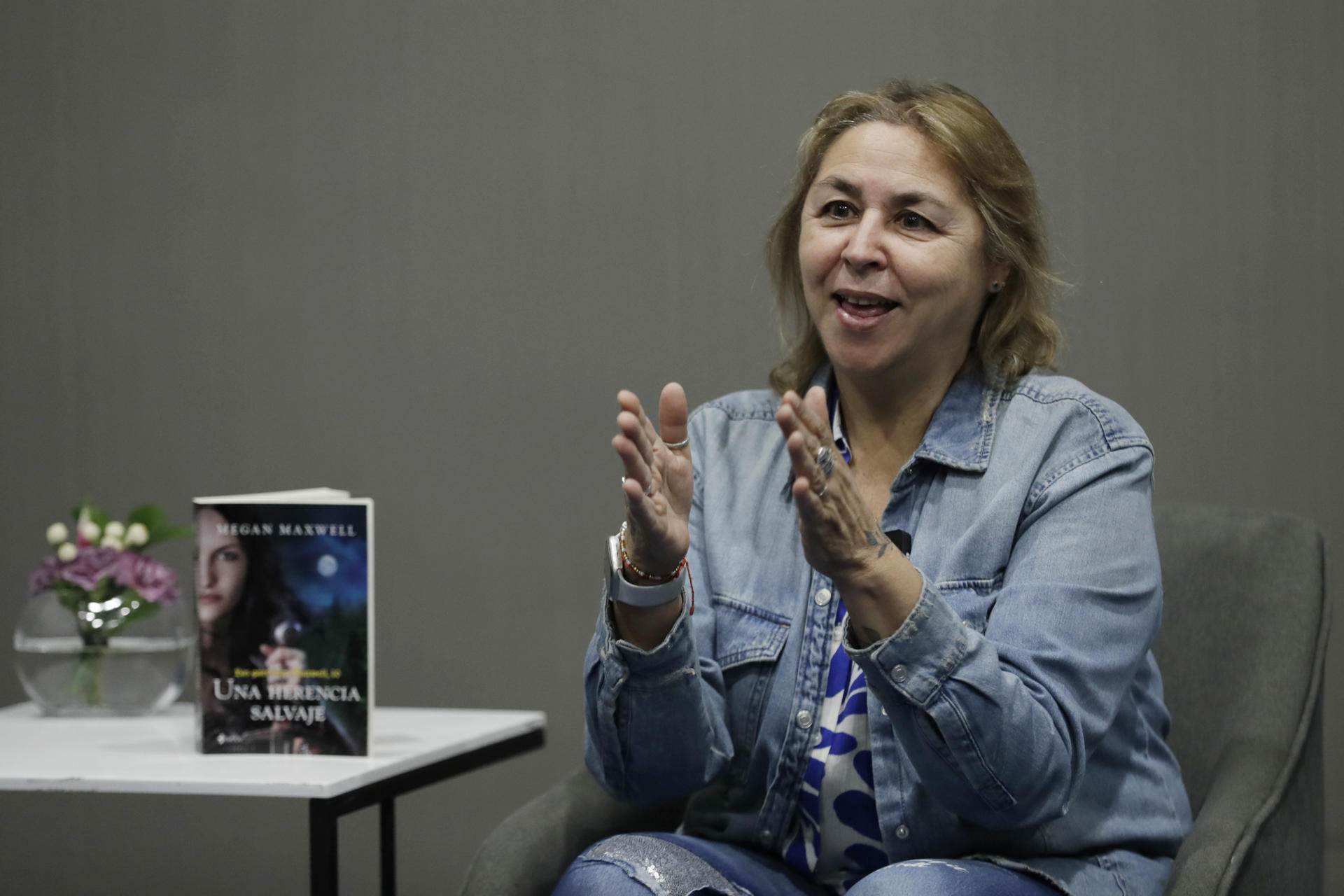 La escritora española Megan Maxwell habla durante una entrevista con EFE este viernes, en Bogotá (Colombia). EFE/ Carlos Ortega