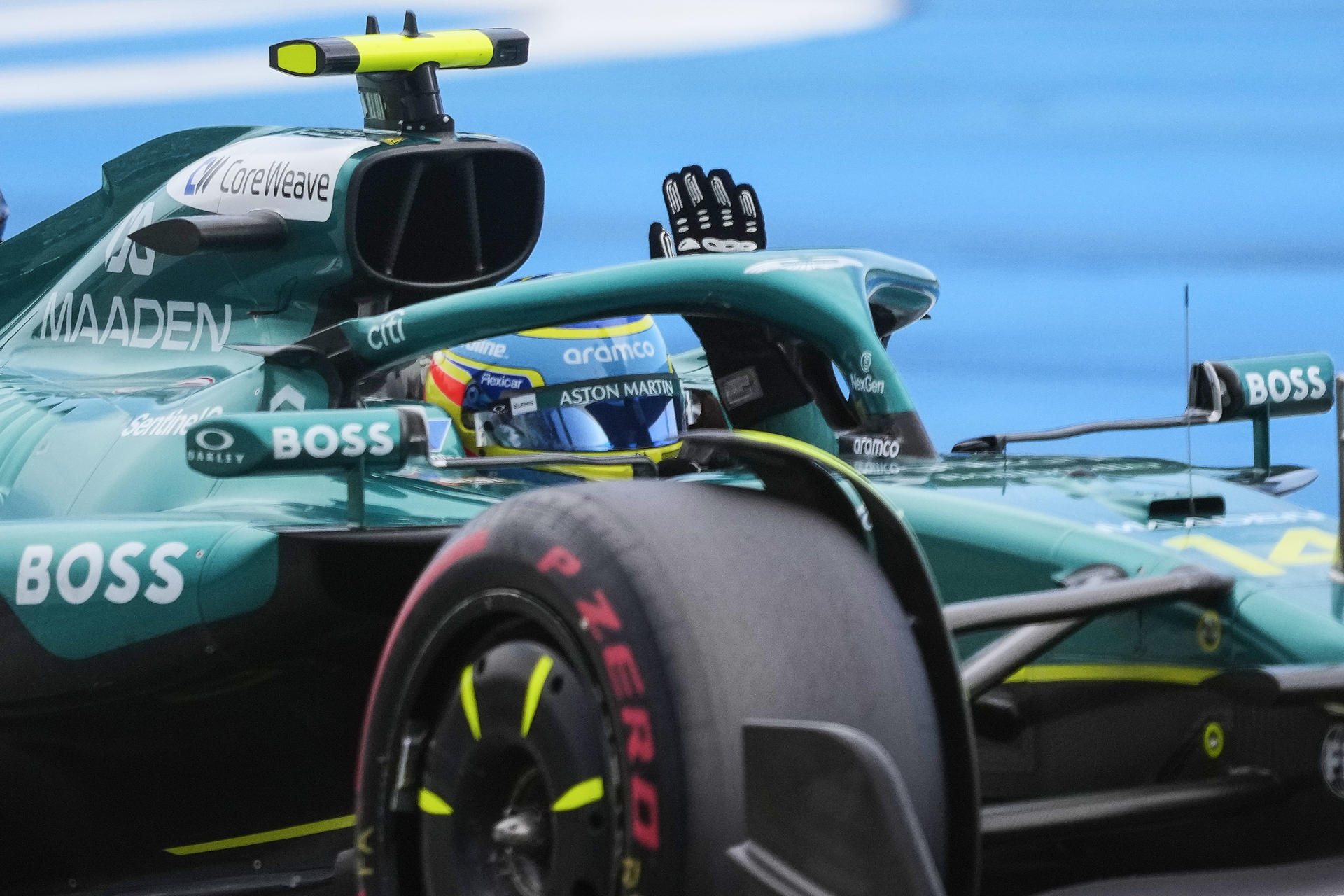 - El pilotoespañol del equipo Aston Martin Fernando Alonso saluda tras finalizar la sesión de clasificacion de el Gran Premio de España de Fórmula 1 con las dos primeras sesiones de entrenamientos libres. EFE/Alejandro García