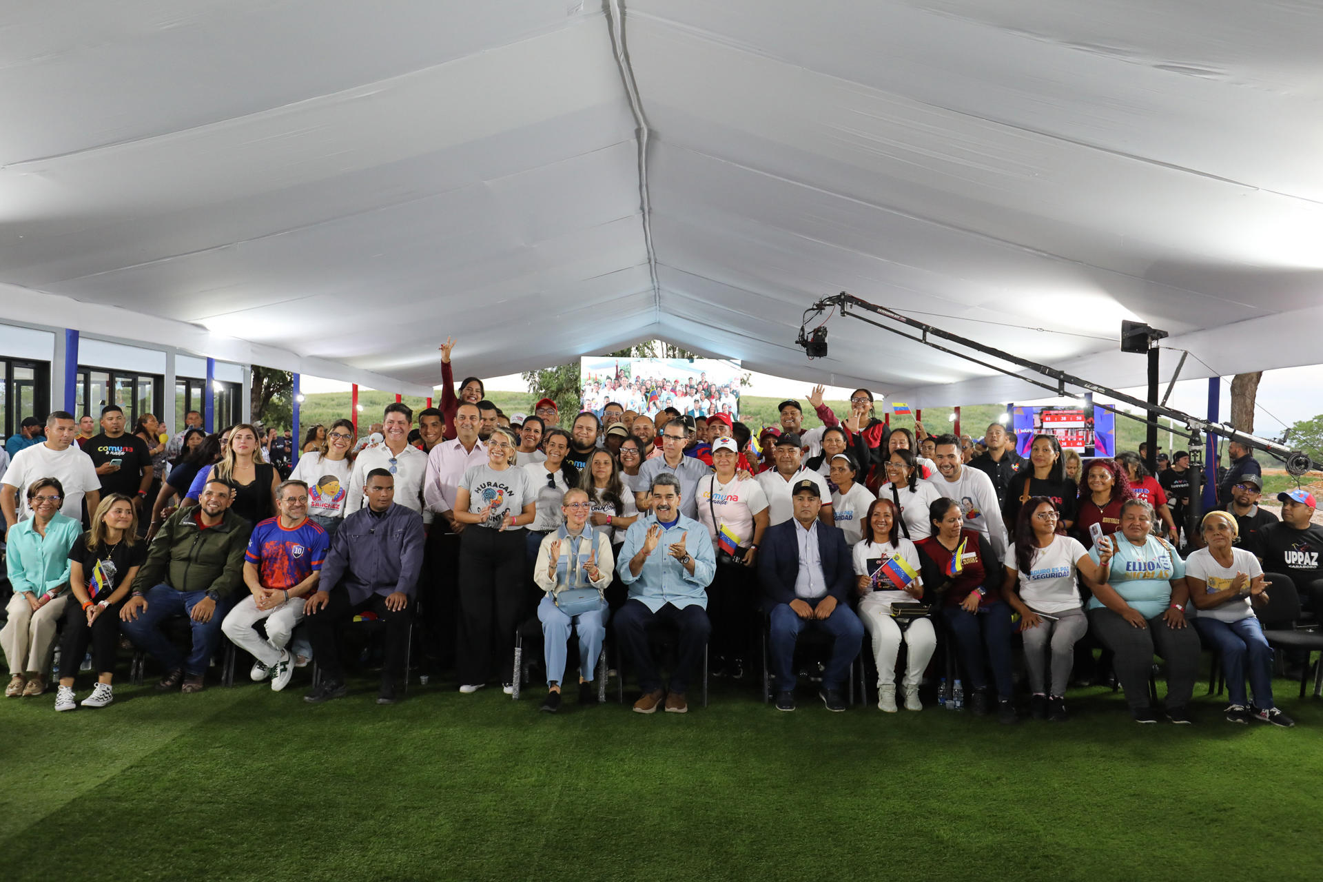Fotografía cedida que muestra al presidente de Venezuela, Nicolás Maduro (c), durante la inauguración de la Universidad Nacional de las Comunas (UNACOM). EFE/ Prensa del Palacio de Miraflores