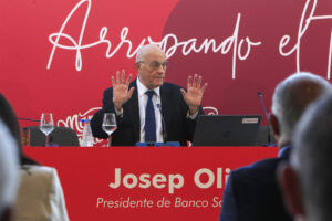 El presidente de Banco Sabadell, Josep Oliu, pronuncia una conferencia organizada por la Cámara Business Club, el foro de encuentro empresarial impulsado por la Cámara de Alicante. EFE/Morell