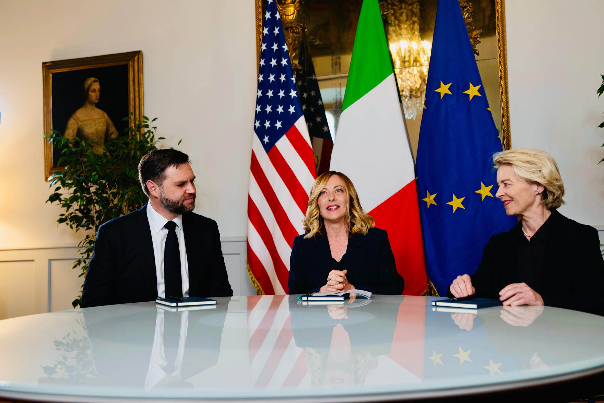 La primera ministra italiana, Giorgia Meloni (c), se reúne con el vicepresidente de Estados Unidos, J.D. Vance (i), y la presidenta de la Comisión Europea (CE), Ursula von der Leyen (d), en un encuentro para abordar las relaciones entre Bruselas y Washington, este domingo en Roma (Italia). EFE/ Oficina de Prensa de Palazzo Chigi SÓLO USO EDITORIAL / SÓLO DISPONIBLE PARA ILUSTRAR LA NOTICIA QUE ACOMPAÑA (CRÉDITO OBLIGATORIO)