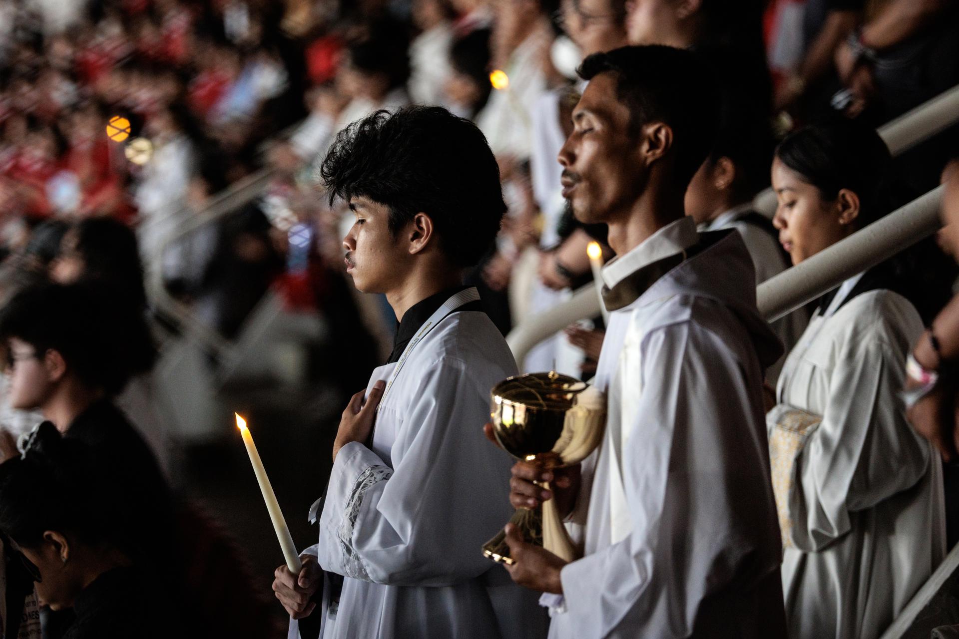 Fotografía de archivo que muestra a un sacerdote y monaguillos en una misa oficiada por el papa Francisco en el estadio Gelora Bung Karno de Yakarta, Indonesia, el 5 de septiembre de 2024. EFE/EPA/YASUYOSHI CHIBA / POOL