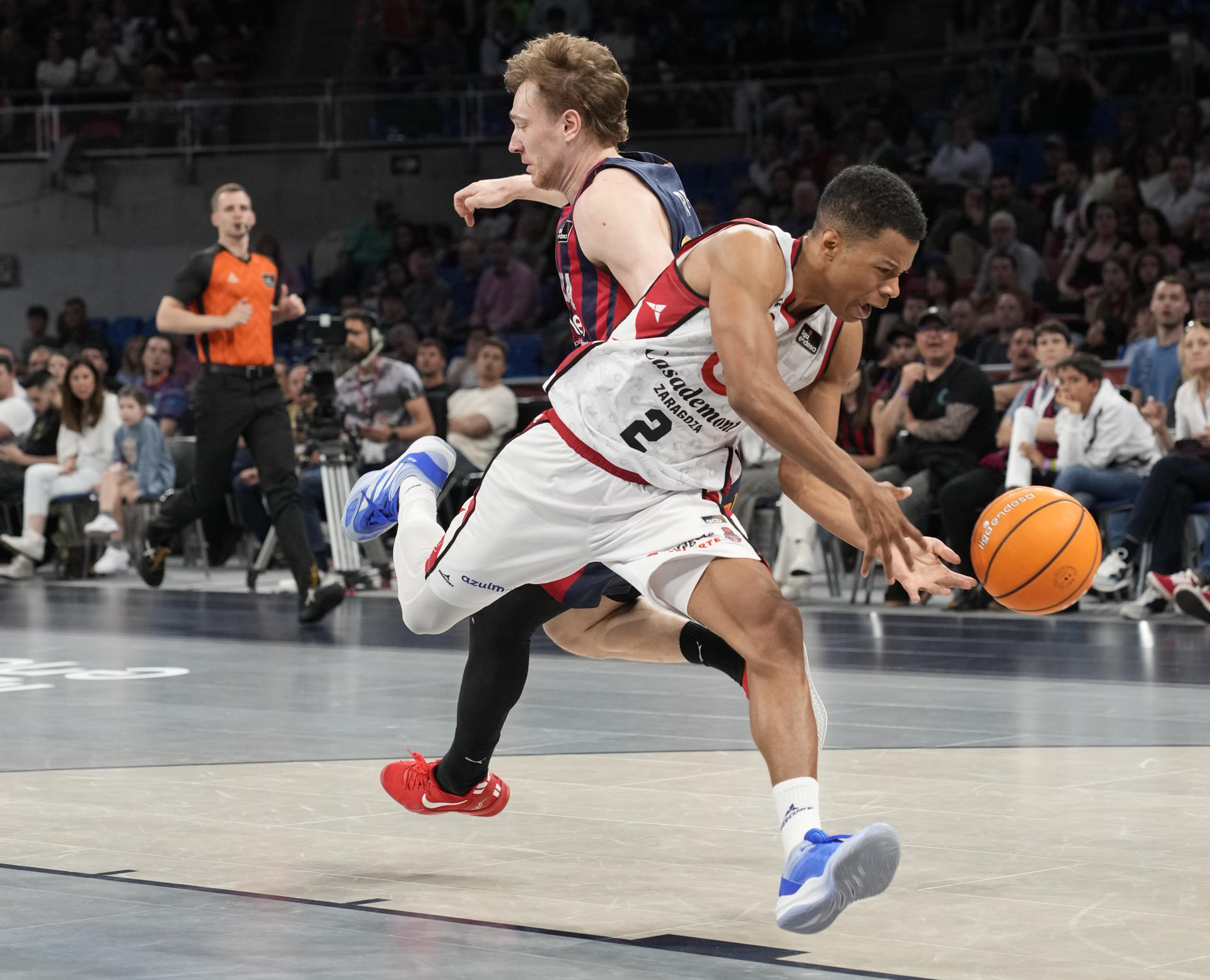 - El base canadiense del Basket Casademont Zaragoza Trae Bell-Haynes (d) en acción este sábado, durante el partido de la jornada 30 de la Liga Endesa celebrado en Vitoria. EFE/ Adrián Ruiz Hierro