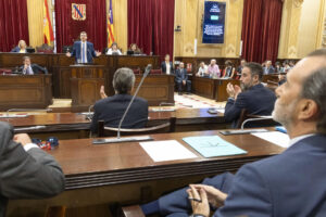 Imagen de archivo de un pleno en el Parlament balear. EFE/Cati Cladera