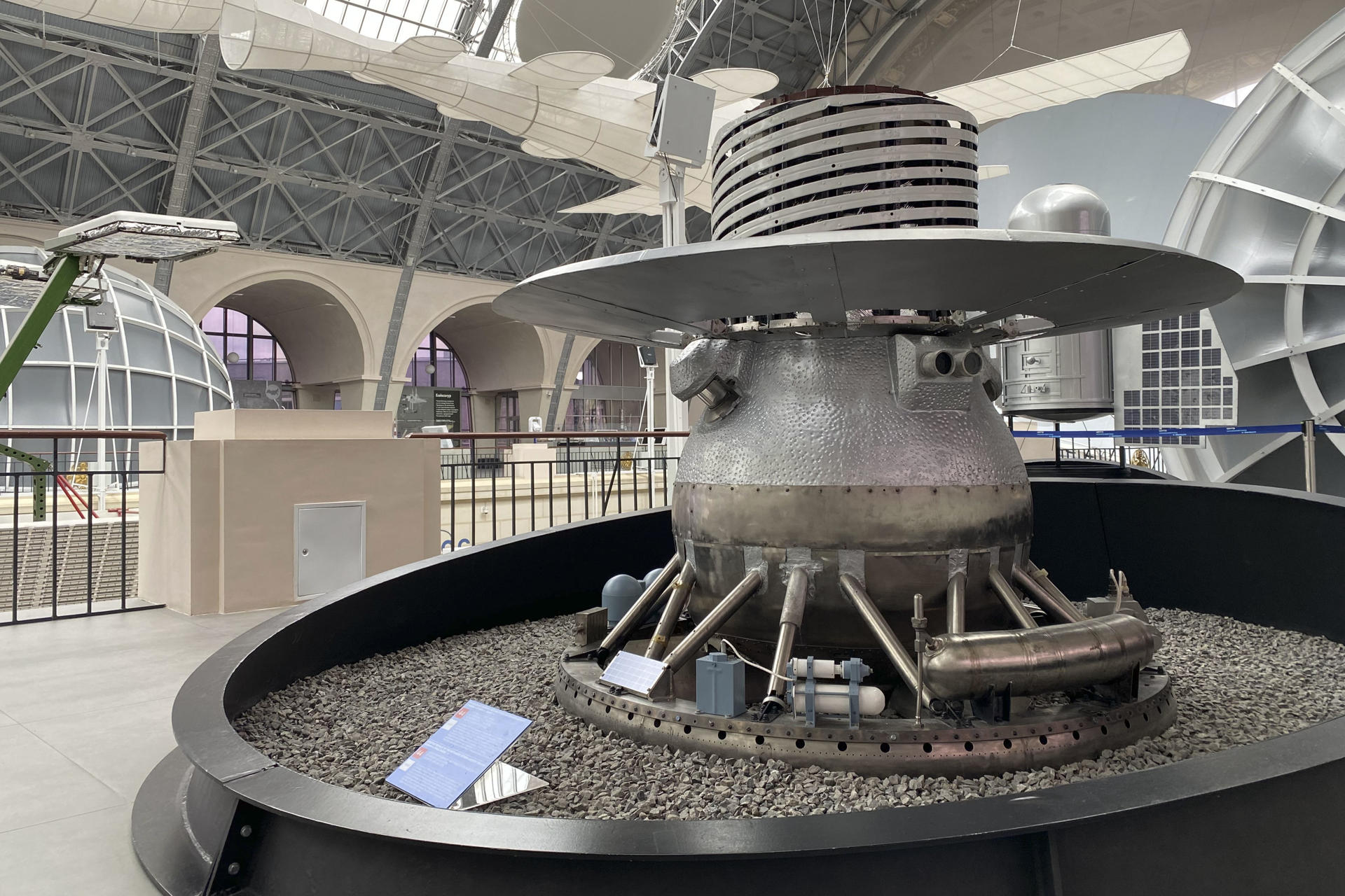 La sonda espacial soviética Cosmos 482, lanzada en marzo de 1972 con el fin de explorar el planeta Venus, pero que nunca abandonó la órbita terrestre, cayó este sábado en el océano Índico, según informó hoy la agencia espacial rusa, Roscosmos. EFE/Oleg Lukín
