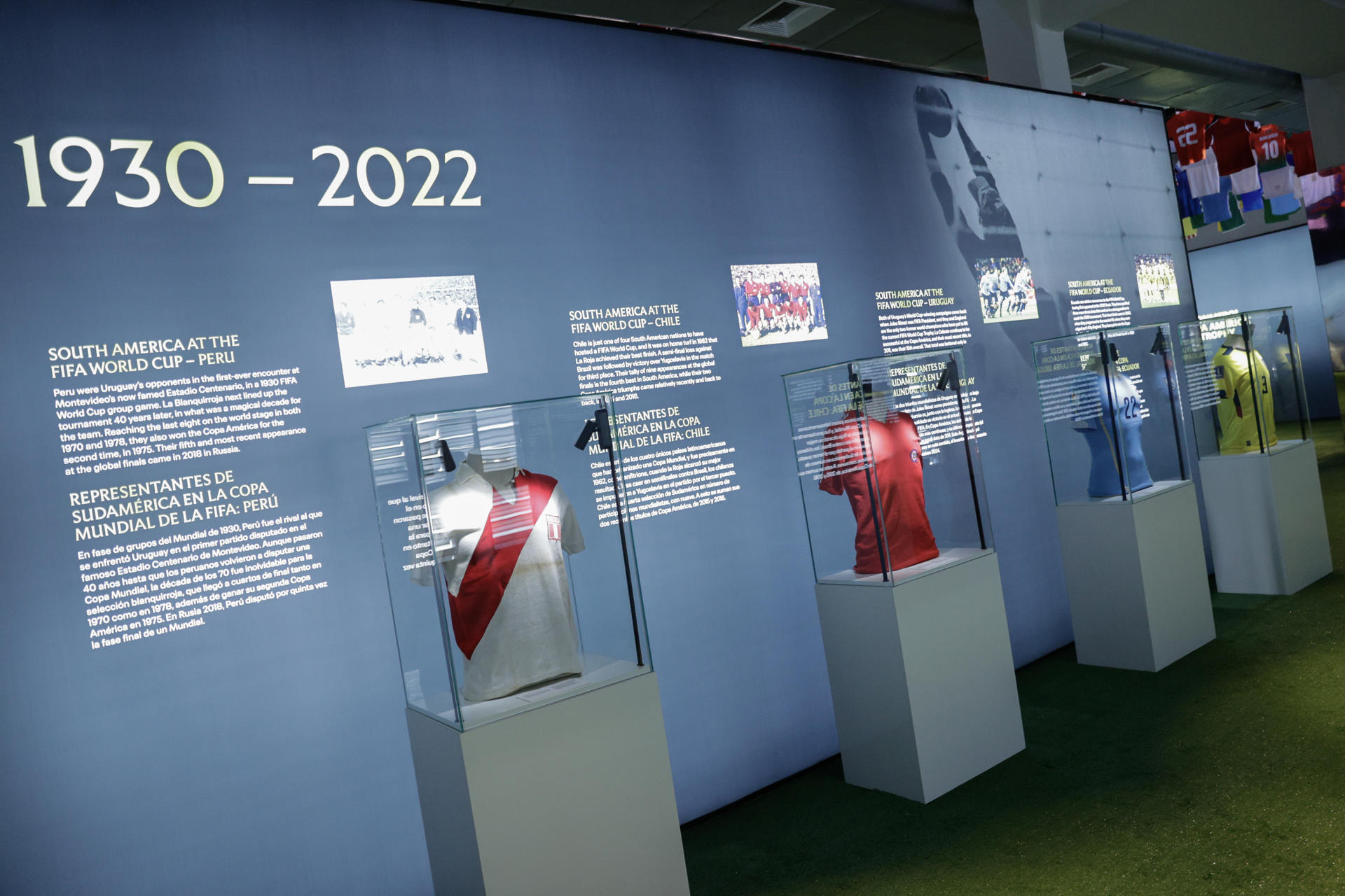 Fotografía de la linea de tiempo de los Mundiales, de 1930 a 2022, a través de las camisetas de las selecciones sudaméricanas de fútbol, exhibidas durante la inauguración oficial de la exposición por el 120 aniversario de la FIFA. EFE/ Juan Pablo Pino
