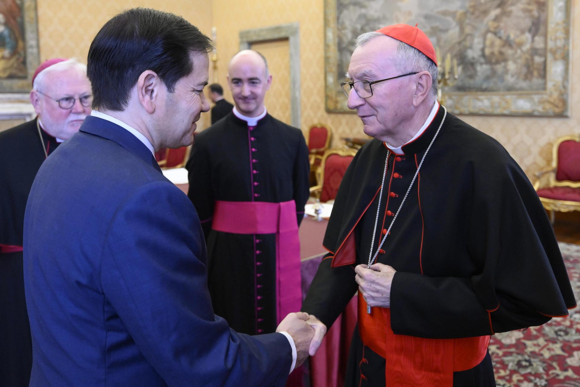 El secretario de Estado estadounidense, Marco Rubio, durante su reunión con el secretario de Estado del Vaticano, el sardenal Pietro Parolin, en la Ciudad del Vaticano, el 17 de mayo de 2025. EFE/EPA/VATICAN MEDIA HANDOUT SOLO PARA USO EDITORIAL/SIN VENTAS