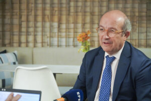 El director general del Servicio Jurídico de la Comisión Europea, Daniel Calleja, que lleva en esta institución desde que España entró en 1986 en las entonces Comunidades Europeas, dice a EFE que le hace "mucha ilusión" terminar su carrera siendo "la voz" de la Unión Europa en Madrid: "Me voy de Bruselas al cielo". EFE/ Cámara Oficial de Comercio de España / ***SOLO USO EDITORIAL/SOLO DISPONIBLE PARA ILUSTRAR LA NOTICIA QUE ACOMPAÑA (CRÉDITO OBLIGATORIO)***