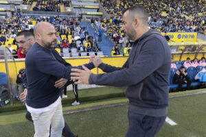 Los entrenadores de la UD Las Palmas, Diego Martínez (d), y del Espanyol, Manuel González (i), se saludan al comienzo del partido que enfrentó a sus equipos en la jornada 18 de LaLiga EA Sports. EFE/ Quique Curbelo