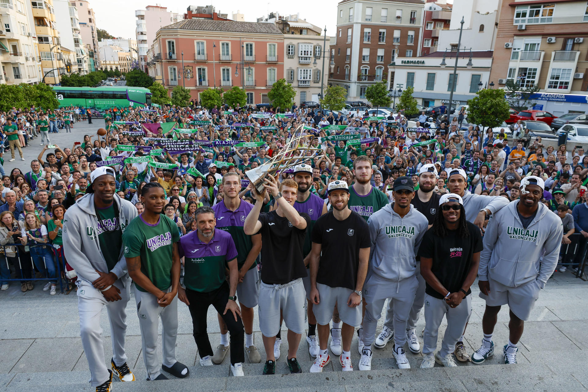 Los jugadores del Unicaja Baloncesto posan con el trofeo tras participan en una ofrenda floral en el Santuario de la Virgen de la Victoria en Málaga, este lunes. EFE/ Jorge Zapata