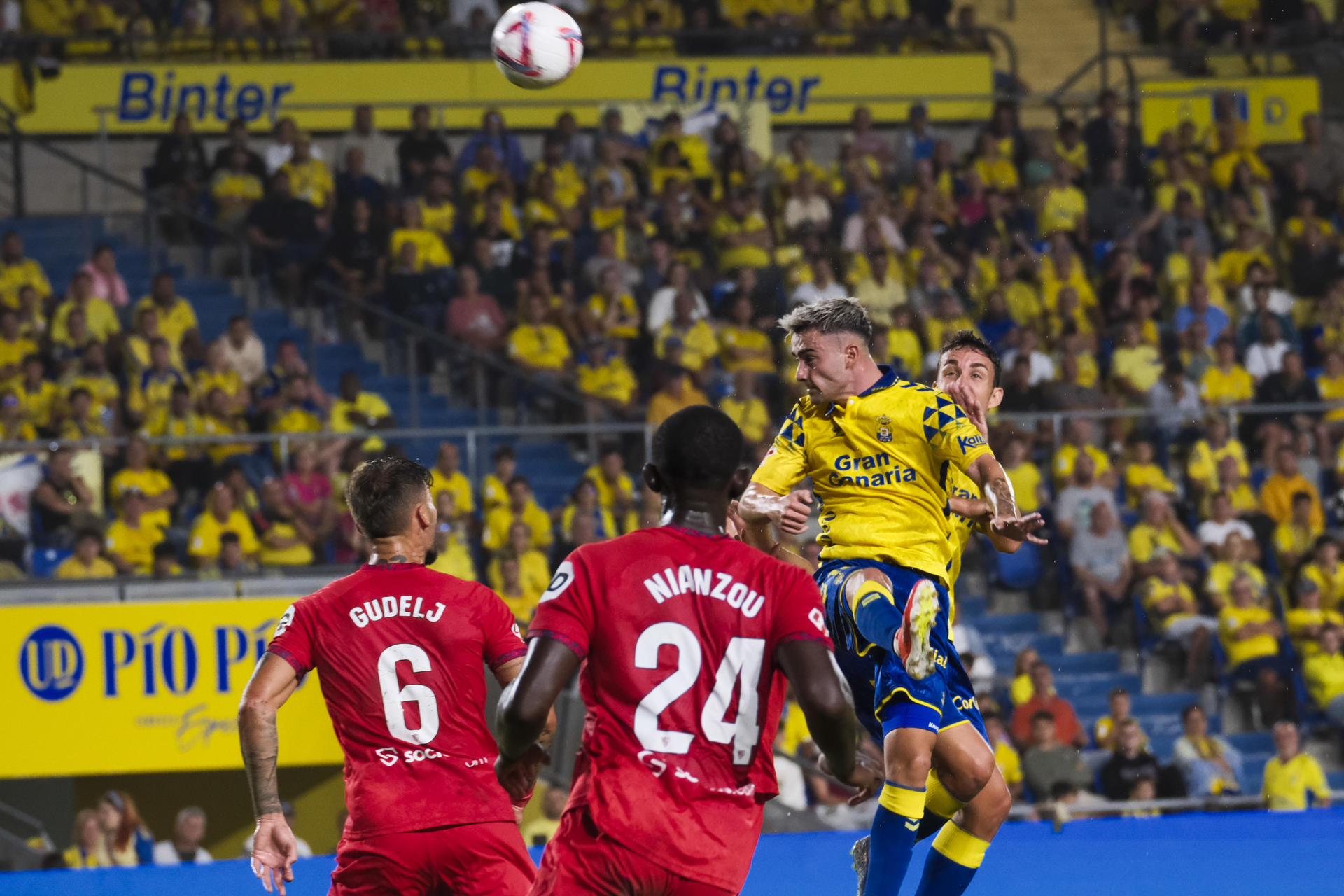 El centrocampista de la UD Las Palmas Alberto Moleiro (3i) remata ante la defensa sevillista. EFE/ Angel Medina G.