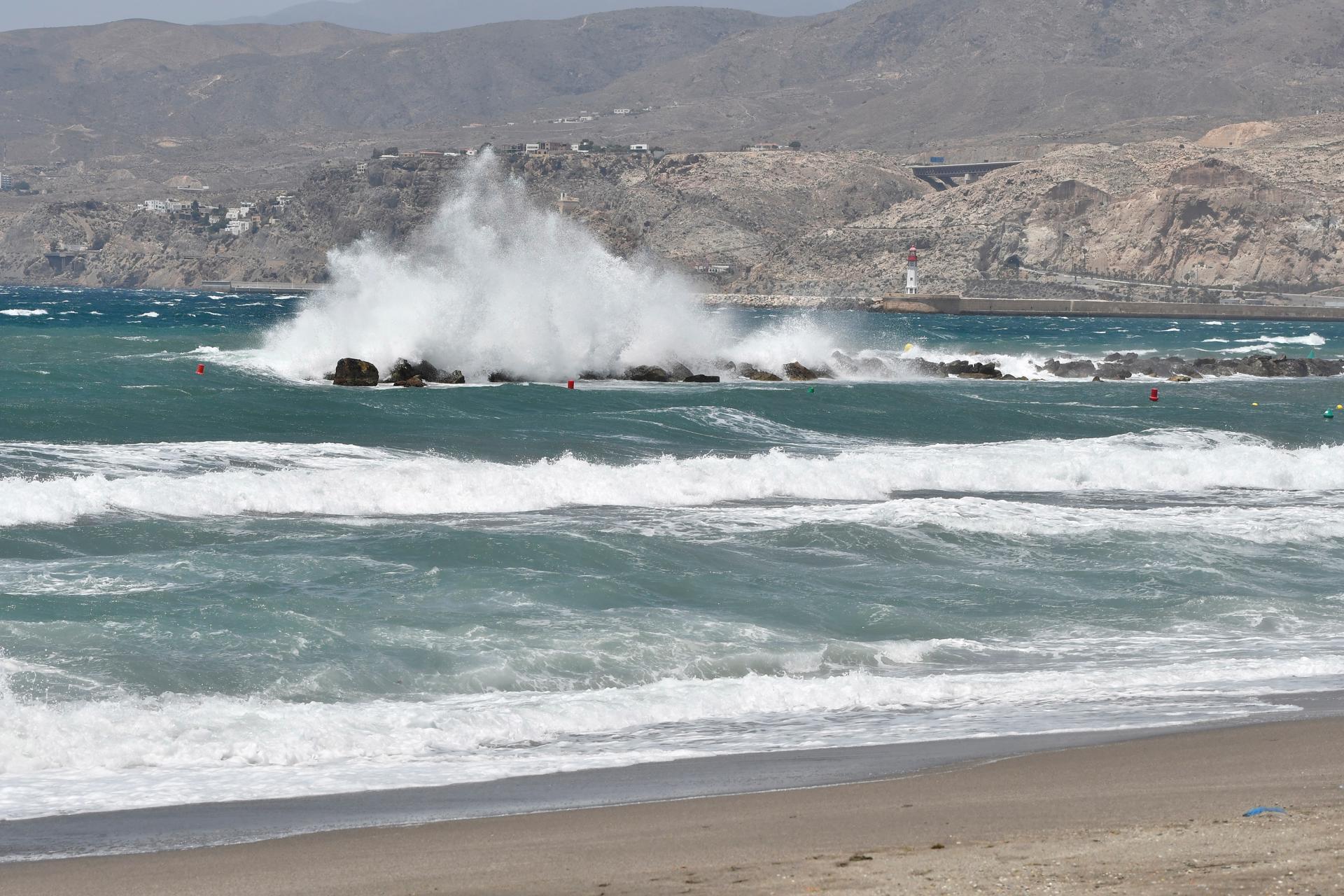Imagen de archivo de la playa de El Zapillo en Almeria, donde un hombre de 56 años, cuyo cadáver ha sido encontrado hoy con un traje de buceo en otra playa almeriense, marchó supuestamente a bucear el pasado domingo, día desde el que llevaba desaparecido. EFE / Carlos Barba