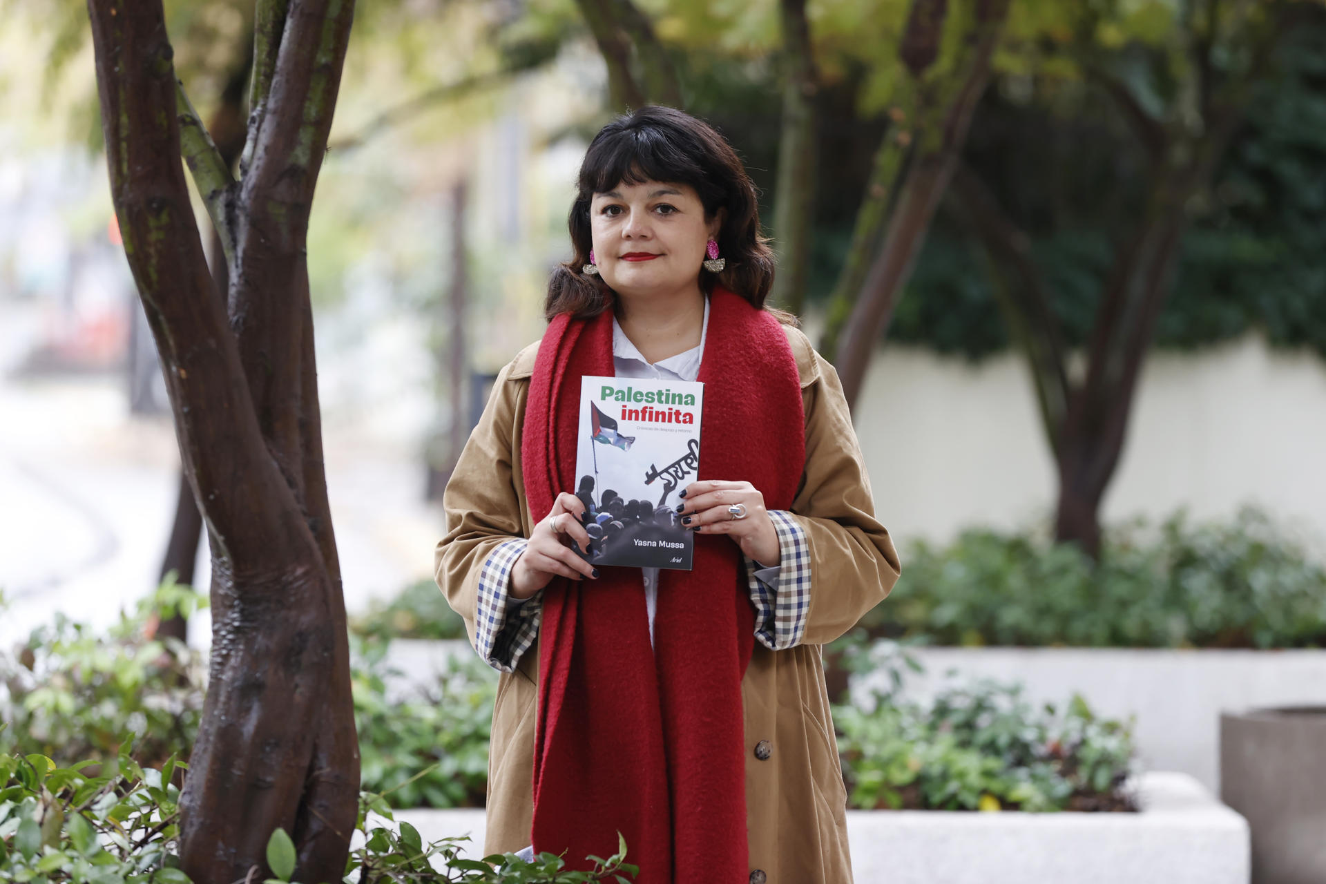 Fotografía de la periodista chilena-palestina Yasna Mussa posando durante una entrevista con EFE en Santiago (Chile). EFE/ Elvis González